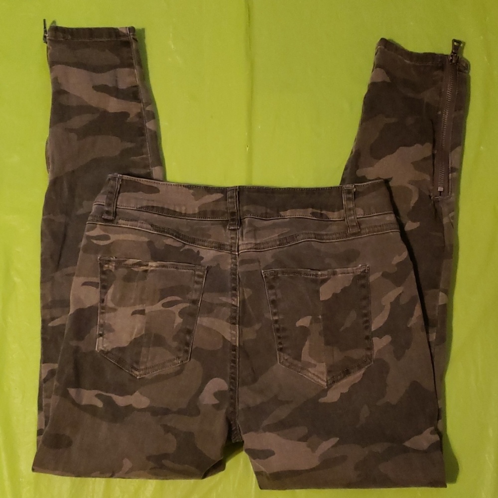 Camo skinny jeans
